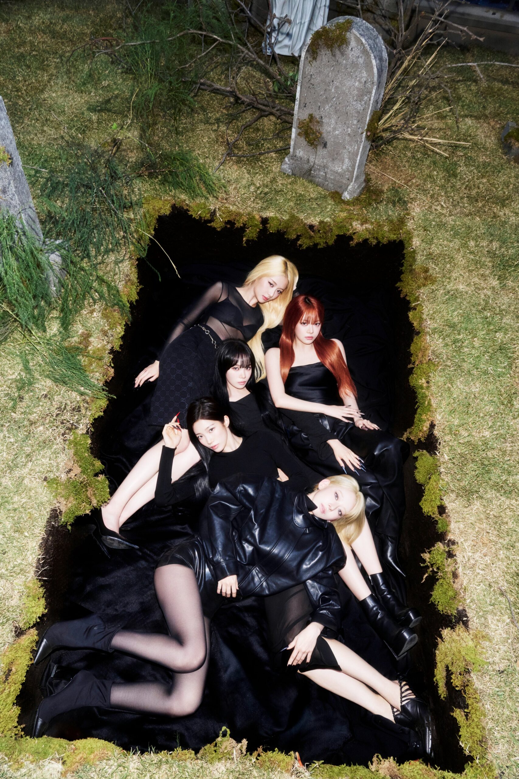 LE SSERAFIM music video group photo image